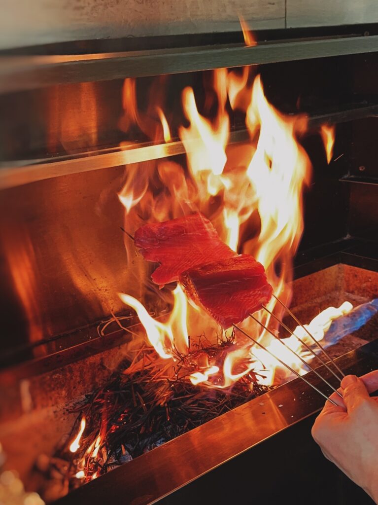 하쿠시 로고가 왜 뾰족뾰족한지 아세요?