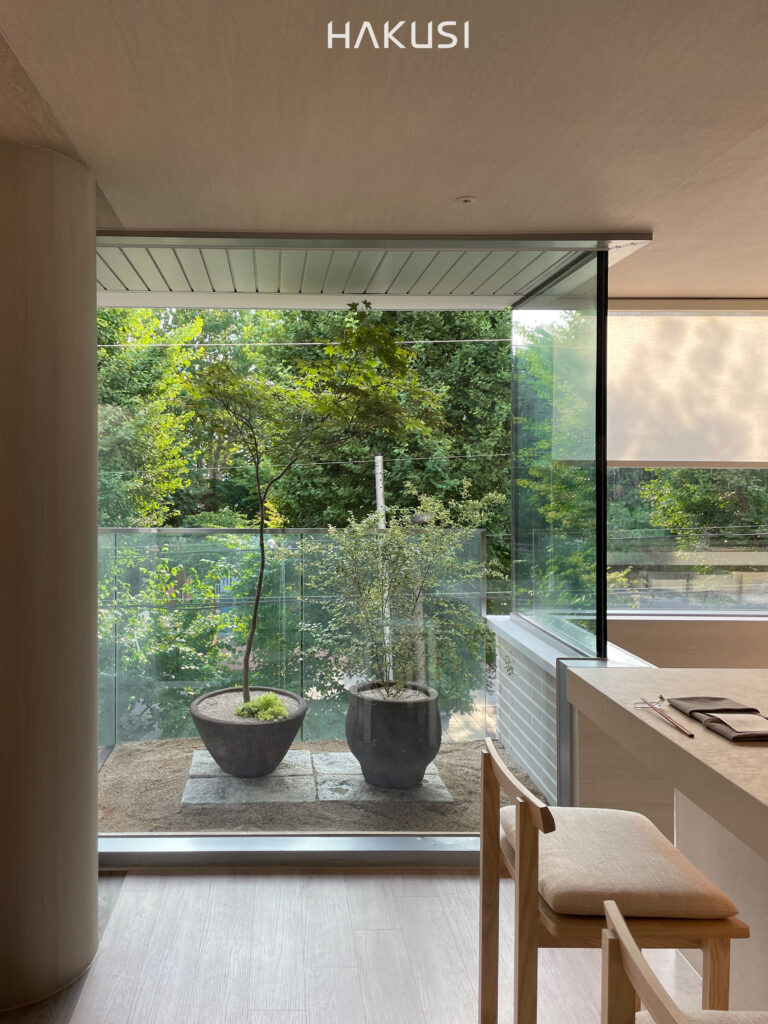 차경 [借景, 𝙎𝙝𝙖𝙠𝙠𝙚𝙞] ‘빌릴 차(借)’, ‘경치 경(景)’